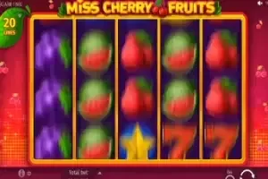 Captura del juego Miss Cherry Fruits: rodillos con frutas, un siete y una estrella, con el panel de apuesta abajo