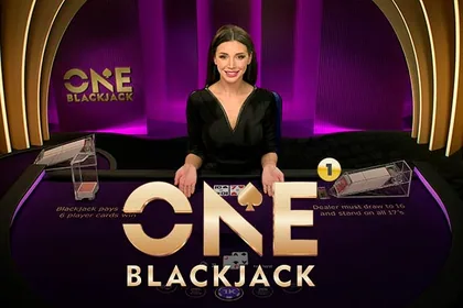 Portada del juego One Blackjack: crupier junto a la mesa violeta de blackjack con cartas y zapato